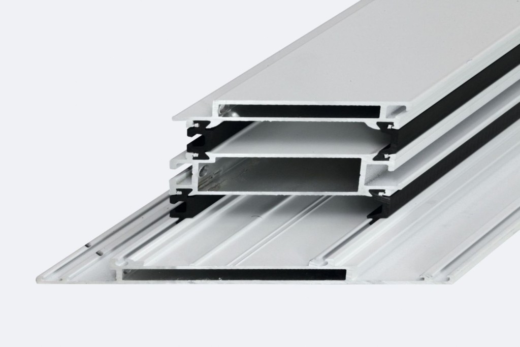 System Schüco ADS SimplySmart bazuje na nowej, pięciokomorowej i trójszalowej budowie profilu z hybrydowym zespoleniem, które zapewnia wysoką stabilność i minimalizuje efekt bimetaliczny. Fot. Schüco