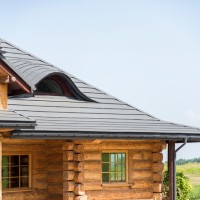 Czym pokryć dach domu drewnianego?