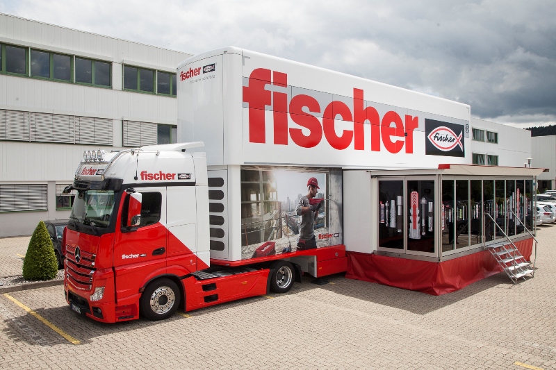 Mobilna Akademia fischer. FischerTruck to największe mobilne centrum wystawienniczo-szkoleniowe producenta systemów zamocowań. Fot. fischer