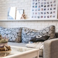 Aranżacje wnętrz – salon: Jak udekorować ścianę za kanapą?