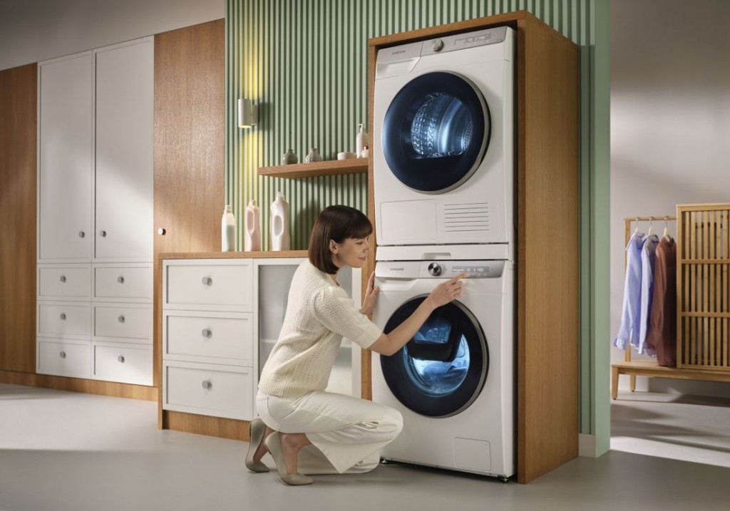 Na zdjęciu aranżacja łazienki z pralką i suszarką marki Samsung. Pralka QuickDrive™ zapewnia energooszczędne, skuteczne pranie w 39 minut oraz cichą pracę. Posiada funkcję dodawania ubrań podczas cyklu prania. Suszarka z technologią OptimalDry zapewnia niskie zużycie energii i wysuszenie ubrań już w 81 minut. Posiada funkcję suszenia bez zagnieceń. Oba urządzenia można obsługiwać za pośrednictwem aplikacji z poziomu smartfona. Fot. Samsung