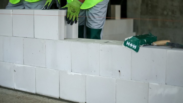 Jak poprawnie murować. Zasady budowy z betonu komórkowego i z silikatów w Systemie Budowy H+H
